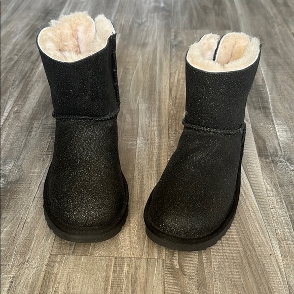 Uggs Black sparkly with a bow tie at the back - Picture 2 of 7